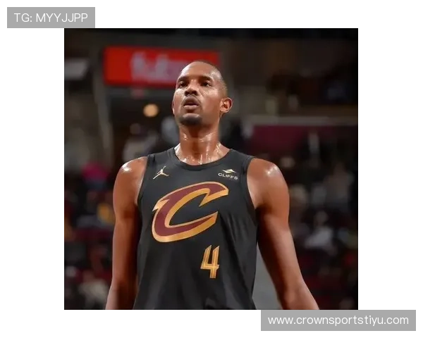 埃文·莫布里内线防守拉开空间提升骑士攻防转换效率